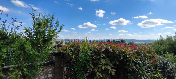 A vendre 10min sortie péage autoroute, au cœur de la Nouvelle Aquitaine, à Bon encontre, proche toutes commodités, Maison confortable avec vue. 
En osmose avec son quartier résidentiel, venez profiter de cette maison des années 70 idéalement située. 
Ce bien vous surprend autant par son espace intérieur que extérieur. 
Vous pouvez profiter :
- de prestations très appréciées comme : chauffage central avec radiateurs fonte, climatisation, doubles vitrages, toiture refaite récemment...
- de l'espace : spacieux séjour avec cheminée, cuisine équipée et aménagée, nombreuses chambres, salle d'eau, WC, garage, terrain arboré clos...
L'élégance de ce lieu unique au panorama imprenable vous accueille dès à présent et vous offre l'opportunité de réaliser le logis de vos rêves dès à présent.
Affaire à saisir :)