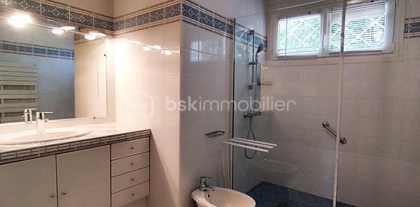 A vendre 10min sortie péage autoroute, au cœur de la Nouvelle Aquitaine, à Bon encontre, proche toutes commodités, Maison confortable avec vue. 
En osmose avec son quartier résidentiel, venez profiter de cette maison des années 70 idéalement située. 
Ce bien vous surprend autant par son espace intérieur que extérieur. 
Vous pouvez profiter :
- de prestations très appréciées comme : chauffage central avec radiateurs fonte, climatisation, doubles vitrages, toiture refaite récemment...
- de l'espace : spacieux séjour avec cheminée, cuisine équipée et aménagée, nombreuses chambres, salle d'eau, WC, garage, terrain arboré clos...
L'élégance de ce lieu unique au panorama imprenable vous accueille dès à présent et vous offre l'opportunité de réaliser le logis de vos rêves dès à présent.
Affaire à saisir :)