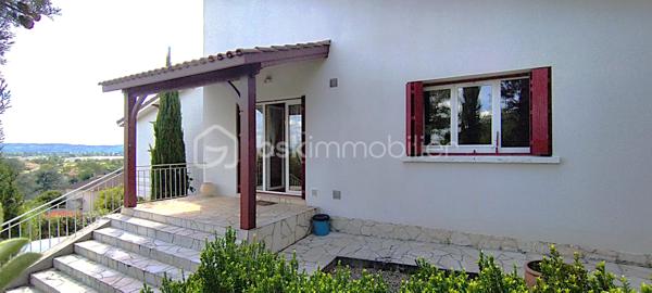 A vendre 10min sortie péage autoroute, au cœur de la Nouvelle Aquitaine, à Bon encontre, proche toutes commodités, Maison confortable avec vue. 
En osmose avec son quartier résidentiel, venez profiter de cette maison des années 70 idéalement située. 
Ce bien vous surprend autant par son espace intérieur que extérieur. 
Vous pouvez profiter :
- de prestations très appréciées comme : chauffage central avec radiateurs fonte, climatisation, doubles vitrages, toiture refaite récemment...
- de l'espace : spacieux séjour avec cheminée, cuisine équipée et aménagée, nombreuses chambres, salle d'eau, WC, garage, terrain arboré clos...
L'élégance de ce lieu unique au panorama imprenable vous accueille dès à présent et vous offre l'opportunité de réaliser le logis de vos rêves dès à présent.
Affaire à saisir :)