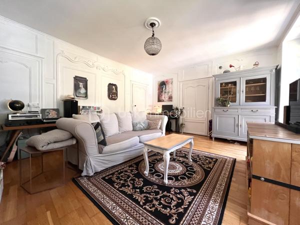 EXCLUSIVITÉ - POITIERS CENTRE - RUE DES CARMES

Exceptionnel ! Faire vite ! 

Idéalement situé en centre-ville de Poitiers, découvrez ce magnifique appartement de charme de 70,20 m² . Il bénéficie non seulement de très belles prestations, du cachet de l’ancien, mais aussi d’un agréable jardin. 

L’appartement comprend :

* Une entrée avec un grand placard
* Une charmante pièce de vie qui saura vous séduire par sa luminosité et son accès direct au jardin
* Une cuisine récente de qualité, aménagée et équipée (2022) et sa porte fenêtre menant également au jardin. Elle comprend une plaque à induction, une hotte, un four encastré, un micro-ondes encastré, un lave-vaisselle, et de nombreux rangements. Emplacement pour grand réfrigérateur et machine à laver le linge.
* Deux chambres avec placards intégrés de 10,25 m² et 9,74 m²
* Une jolie salle de bains avec baignoire, meuble vasque et rangements
* Un WC indépendant

Vous apprécierez le charme des boiseries, la rénovation de qualité et le confort de cet appartement particulièrement agréable à vivre. Confort en hiver comme en été. DPE en cours.

Le jardin bucolique, accessible directement depuis le salon et la cuisine, constitue un véritable atout en centre-ville. Repas à l’extérieur, oxygène et chant des oiseaux, l’idéal pour se détendre. Partagé entre seulement deux copropriétaires, il est organisé avec des espaces distincts permettant à chacun de profiter pleinement de son coin de jardin en toute tranquillité. Un abri de jardin privatif complète l’ensemble.

Prestations complémentaires :

* Chauffage individuel au gaz
* Double vitrage avec huisseries bois
* Cave
* Local vélos
* Petite copropriété très calme

Informations complémentaires :

* Surface habitable : 70,20 m²
* Taxe foncière : 1 099 €
* Faibles charges de copropriété : 1 350 €/an (comprenant l’eau froide et l’entretien des communs)
Possibilité de louer un parking sécurisé à 50 mètres pour 50€ par mois. 

Un bien rare alliant le charme de l’ancien, le confort moderne et un élégant espace extérieur au cœur de Poitiers.
Ne tardez pas ! 
Nous sommes disponibles pour vous faire visiter de 08h à 20h du lundi au samedi.
