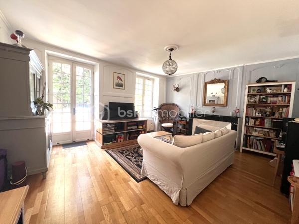 EXCLUSIVITÉ - POITIERS CENTRE - RUE DES CARMES

Exceptionnel ! Faire vite ! 

Idéalement situé en centre-ville de Poitiers, découvrez ce magnifique appartement de charme de 70,20 m² . Il bénéficie non seulement de très belles prestations, du cachet de l’ancien, mais aussi d’un agréable jardin. 

L’appartement comprend :

* Une entrée avec un grand placard
* Une charmante pièce de vie qui saura vous séduire par sa luminosité et son accès direct au jardin
* Une cuisine récente de qualité, aménagée et équipée (2022) et sa porte fenêtre menant également au jardin. Elle comprend une plaque à induction, une hotte, un four encastré, un micro-ondes encastré, un lave-vaisselle, et de nombreux rangements. Emplacement pour grand réfrigérateur et machine à laver le linge.
* Deux chambres avec placards intégrés de 10,25 m² et 9,74 m²
* Une jolie salle de bains avec baignoire, meuble vasque et rangements
* Un WC indépendant

Vous apprécierez le charme des boiseries, la rénovation de qualité et le confort de cet appartement particulièrement agréable à vivre. Confort en hiver comme en été. DPE en cours.

Le jardin bucolique, accessible directement depuis le salon et la cuisine, constitue un véritable atout en centre-ville. Repas à l’extérieur, oxygène et chant des oiseaux, l’idéal pour se détendre. Partagé entre seulement deux copropriétaires, il est organisé avec des espaces distincts permettant à chacun de profiter pleinement de son coin de jardin en toute tranquillité. Un abri de jardin privatif complète l’ensemble.

Prestations complémentaires :

* Chauffage individuel au gaz
* Double vitrage avec huisseries bois
* Cave
* Local vélos
* Petite copropriété très calme

Informations complémentaires :

* Surface habitable : 70,20 m²
* Taxe foncière : 1 099 €
* Faibles charges de copropriété : 1 350 €/an (comprenant l’eau froide et l’entretien des communs)
Possibilité de louer un parking sécurisé à 50 mètres pour 50€ par mois. 

Un bien rare alliant le charme de l’ancien, le confort moderne et un élégant espace extérieur au cœur de Poitiers.
Ne tardez pas ! 
Nous sommes disponibles pour vous faire visiter de 08h à 20h du lundi au samedi.