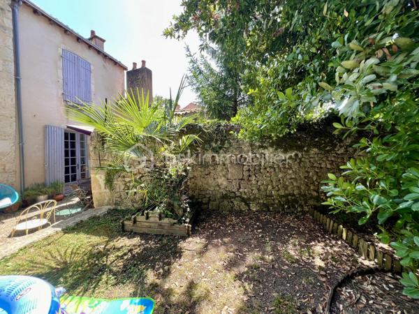 EXCLUSIVITÉ - POITIERS CENTRE - RUE DES CARMES

Exceptionnel ! Faire vite ! 

Idéalement situé en centre-ville de Poitiers, découvrez ce magnifique appartement de charme de 70,20 m² . Il bénéficie non seulement de très belles prestations, du cachet de l’ancien, mais aussi d’un agréable jardin. 

L’appartement comprend :

* Une entrée avec un grand placard
* Une charmante pièce de vie qui saura vous séduire par sa luminosité et son accès direct au jardin
* Une cuisine récente de qualité, aménagée et équipée (2022) et sa porte fenêtre menant également au jardin. Elle comprend une plaque à induction, une hotte, un four encastré, un micro-ondes encastré, un lave-vaisselle, et de nombreux rangements. Emplacement pour grand réfrigérateur et machine à laver le linge.
* Deux chambres avec placards intégrés de 10,25 m² et 9,74 m²
* Une jolie salle de bains avec baignoire, meuble vasque et rangements
* Un WC indépendant

Vous apprécierez le charme des boiseries, la rénovation de qualité et le confort de cet appartement particulièrement agréable à vivre. Confort en hiver comme en été. DPE en cours.

Le jardin bucolique, accessible directement depuis le salon et la cuisine, constitue un véritable atout en centre-ville. Repas à l’extérieur, oxygène et chant des oiseaux, l’idéal pour se détendre. Partagé entre seulement deux copropriétaires, il est organisé avec des espaces distincts permettant à chacun de profiter pleinement de son coin de jardin en toute tranquillité. Un abri de jardin privatif complète l’ensemble.

Prestations complémentaires :

* Chauffage individuel au gaz
* Double vitrage avec huisseries bois
* Cave
* Local vélos
* Petite copropriété très calme

Informations complémentaires :

* Surface habitable : 70,20 m²
* Taxe foncière : 1 099 €
* Faibles charges de copropriété : 1 350 €/an (comprenant l’eau froide et l’entretien des communs)
Possibilité de louer un parking sécurisé à 50 mètres pour 50€ par mois. 

Un bien rare alliant le charme de l’ancien, le confort moderne et un élégant espace extérieur au cœur de Poitiers.
Ne tardez pas ! 
Nous sommes disponibles pour vous faire visiter de 08h à 20h du lundi au samedi.