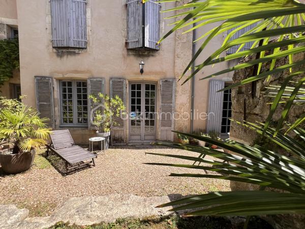 EXCLUSIVITÉ - POITIERS CENTRE - RUE DES CARMES

Exceptionnel ! Faire vite ! 

Idéalement situé en centre-ville de Poitiers, découvrez ce magnifique appartement de charme de 70,20 m² . Il bénéficie non seulement de très belles prestations, du cachet de l’ancien, mais aussi d’un agréable jardin. 

L’appartement comprend :

* Une entrée avec un grand placard
* Une charmante pièce de vie qui saura vous séduire par sa luminosité et son accès direct au jardin
* Une cuisine récente de qualité, aménagée et équipée (2022) et sa porte fenêtre menant également au jardin. Elle comprend une plaque à induction, une hotte, un four encastré, un micro-ondes encastré, un lave-vaisselle, et de nombreux rangements. Emplacement pour grand réfrigérateur et machine à laver le linge.
* Deux chambres avec placards intégrés de 10,25 m² et 9,74 m²
* Une jolie salle de bains avec baignoire, meuble vasque et rangements
* Un WC indépendant

Vous apprécierez le charme des boiseries, la rénovation de qualité et le confort de cet appartement particulièrement agréable à vivre. Confort en hiver comme en été. DPE en cours.

Le jardin bucolique, accessible directement depuis le salon et la cuisine, constitue un véritable atout en centre-ville. Repas à l’extérieur, oxygène et chant des oiseaux, l’idéal pour se détendre. Partagé entre seulement deux copropriétaires, il est organisé avec des espaces distincts permettant à chacun de profiter pleinement de son coin de jardin en toute tranquillité. Un abri de jardin privatif complète l’ensemble.

Prestations complémentaires :

* Chauffage individuel au gaz
* Double vitrage avec huisseries bois
* Cave
* Local vélos
* Petite copropriété très calme

Informations complémentaires :

* Surface habitable : 70,20 m²
* Taxe foncière : 1 099 €
* Faibles charges de copropriété : 1 350 €/an (comprenant l’eau froide et l’entretien des communs)
Possibilité de louer un parking sécurisé à 50 mètres pour 50€ par mois. 

Un bien rare alliant le charme de l’ancien, le confort moderne et un élégant espace extérieur au cœur de Poitiers.
Ne tardez pas ! 
Nous sommes disponibles pour vous faire visiter de 08h à 20h du lundi au samedi.