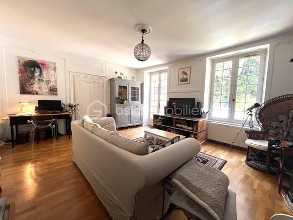 EXCLUSIVITÉ - POITIERS CENTRE - RUE DES CARMES

Exceptionnel ! Faire vite ! 

Idéalement situé en centre-ville de Poitiers, découvrez ce magnifique appartement de charme de 70,20 m² . Il bénéficie non seulement de très belles prestations, du cachet de l’ancien, mais aussi d’un agréable jardin. 

L’appartement comprend :

* Une entrée avec un grand placard
* Une charmante pièce de vie qui saura vous séduire par sa luminosité et son accès direct au jardin
* Une cuisine récente de qualité, aménagée et équipée (2022) et sa porte fenêtre menant également au jardin. Elle comprend une plaque à induction, une hotte, un four encastré, un micro-ondes encastré, un lave-vaisselle, et de nombreux rangements. Emplacement pour grand réfrigérateur et machine à laver le linge.
* Deux chambres avec placards intégrés de 10,25 m² et 9,74 m²
* Une jolie salle de bains avec baignoire, meuble vasque et rangements
* Un WC indépendant

Vous apprécierez le charme des boiseries, la rénovation de qualité et le confort de cet appartement particulièrement agréable à vivre. Confort en hiver comme en été. DPE en cours.

Le jardin bucolique, accessible directement depuis le salon et la cuisine, constitue un véritable atout en centre-ville. Repas à l’extérieur, oxygène et chant des oiseaux, l’idéal pour se détendre. Partagé entre seulement deux copropriétaires, il est organisé avec des espaces distincts permettant à chacun de profiter pleinement de son coin de jardin en toute tranquillité. Un abri de jardin privatif complète l’ensemble.

Prestations complémentaires :

* Chauffage individuel au gaz
* Double vitrage avec huisseries bois
* Cave
* Local vélos
* Petite copropriété très calme

Informations complémentaires :

* Surface habitable : 70,20 m²
* Taxe foncière : 1 099 €
* Faibles charges de copropriété : 1 350 €/an (comprenant l’eau froide et l’entretien des communs)
Possibilité de louer un parking sécurisé à 50 mètres pour 50€ par mois. 

Un bien rare alliant le charme de l’ancien, le confort moderne et un élégant espace extérieur au cœur de Poitiers.
Ne tardez pas ! 
Nous sommes disponibles pour vous faire visiter de 08h à 20h du lundi au samedi.