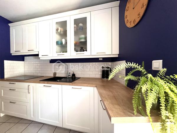 EXCLUSIVITÉ - POITIERS CENTRE - RUE DES CARMES

Exceptionnel ! Faire vite ! 

Idéalement situé en centre-ville de Poitiers, découvrez ce magnifique appartement de charme de 70,20 m² . Il bénéficie non seulement de très belles prestations, du cachet de l’ancien, mais aussi d’un agréable jardin. 

L’appartement comprend :

* Une entrée avec un grand placard
* Une charmante pièce de vie qui saura vous séduire par sa luminosité et son accès direct au jardin
* Une cuisine récente de qualité, aménagée et équipée (2022) et sa porte fenêtre menant également au jardin. Elle comprend une plaque à induction, une hotte, un four encastré, un micro-ondes encastré, un lave-vaisselle, et de nombreux rangements. Emplacement pour grand réfrigérateur et machine à laver le linge.
* Deux chambres avec placards intégrés de 10,25 m² et 9,74 m²
* Une jolie salle de bains avec baignoire, meuble vasque et rangements
* Un WC indépendant

Vous apprécierez le charme des boiseries, la rénovation de qualité et le confort de cet appartement particulièrement agréable à vivre. Confort en hiver comme en été. DPE en cours.

Le jardin bucolique, accessible directement depuis le salon et la cuisine, constitue un véritable atout en centre-ville. Repas à l’extérieur, oxygène et chant des oiseaux, l’idéal pour se détendre. Partagé entre seulement deux copropriétaires, il est organisé avec des espaces distincts permettant à chacun de profiter pleinement de son coin de jardin en toute tranquillité. Un abri de jardin privatif complète l’ensemble.

Prestations complémentaires :

* Chauffage individuel au gaz
* Double vitrage avec huisseries bois
* Cave
* Local vélos
* Petite copropriété très calme

Informations complémentaires :

* Surface habitable : 70,20 m²
* Taxe foncière : 1 099 €
* Faibles charges de copropriété : 1 350 €/an (comprenant l’eau froide et l’entretien des communs)
Possibilité de louer un parking sécurisé à 50 mètres pour 50€ par mois. 

Un bien rare alliant le charme de l’ancien, le confort moderne et un élégant espace extérieur au cœur de Poitiers.
Ne tardez pas ! 
Nous sommes disponibles pour vous faire visiter de 08h à 20h du lundi au samedi.