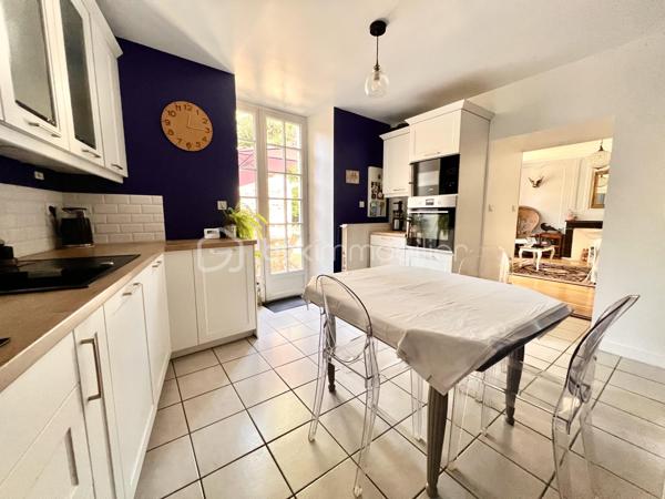 EXCLUSIVITÉ - POITIERS CENTRE - RUE DES CARMES

Exceptionnel ! Faire vite ! 

Idéalement situé en centre-ville de Poitiers, découvrez ce magnifique appartement de charme de 70,20 m² . Il bénéficie non seulement de très belles prestations, du cachet de l’ancien, mais aussi d’un agréable jardin. 

L’appartement comprend :

* Une entrée avec un grand placard
* Une charmante pièce de vie qui saura vous séduire par sa luminosité et son accès direct au jardin
* Une cuisine récente de qualité, aménagée et équipée (2022) et sa porte fenêtre menant également au jardin. Elle comprend une plaque à induction, une hotte, un four encastré, un micro-ondes encastré, un lave-vaisselle, et de nombreux rangements. Emplacement pour grand réfrigérateur et machine à laver le linge.
* Deux chambres avec placards intégrés de 10,25 m² et 9,74 m²
* Une jolie salle de bains avec baignoire, meuble vasque et rangements
* Un WC indépendant

Vous apprécierez le charme des boiseries, la rénovation de qualité et le confort de cet appartement particulièrement agréable à vivre. Confort en hiver comme en été. DPE en cours.

Le jardin bucolique, accessible directement depuis le salon et la cuisine, constitue un véritable atout en centre-ville. Repas à l’extérieur, oxygène et chant des oiseaux, l’idéal pour se détendre. Partagé entre seulement deux copropriétaires, il est organisé avec des espaces distincts permettant à chacun de profiter pleinement de son coin de jardin en toute tranquillité. Un abri de jardin privatif complète l’ensemble.

Prestations complémentaires :

* Chauffage individuel au gaz
* Double vitrage avec huisseries bois
* Cave
* Local vélos
* Petite copropriété très calme

Informations complémentaires :

* Surface habitable : 70,20 m²
* Taxe foncière : 1 099 €
* Faibles charges de copropriété : 1 350 €/an (comprenant l’eau froide et l’entretien des communs)
Possibilité de louer un parking sécurisé à 50 mètres pour 50€ par mois. 

Un bien rare alliant le charme de l’ancien, le confort moderne et un élégant espace extérieur au cœur de Poitiers.
Ne tardez pas ! 
Nous sommes disponibles pour vous faire visiter de 08h à 20h du lundi au samedi.