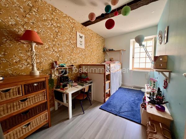EXCLUSIVITÉ - POITIERS CENTRE - RUE DES CARMES

Exceptionnel ! Faire vite ! 

Idéalement situé en centre-ville de Poitiers, découvrez ce magnifique appartement de charme de 70,20 m² . Il bénéficie non seulement de très belles prestations, du cachet de l’ancien, mais aussi d’un agréable jardin. 

L’appartement comprend :

* Une entrée avec un grand placard
* Une charmante pièce de vie qui saura vous séduire par sa luminosité et son accès direct au jardin
* Une cuisine récente de qualité, aménagée et équipée (2022) et sa porte fenêtre menant également au jardin. Elle comprend une plaque à induction, une hotte, un four encastré, un micro-ondes encastré, un lave-vaisselle, et de nombreux rangements. Emplacement pour grand réfrigérateur et machine à laver le linge.
* Deux chambres avec placards intégrés de 10,25 m² et 9,74 m²
* Une jolie salle de bains avec baignoire, meuble vasque et rangements
* Un WC indépendant

Vous apprécierez le charme des boiseries, la rénovation de qualité et le confort de cet appartement particulièrement agréable à vivre. Confort en hiver comme en été. DPE en cours.

Le jardin bucolique, accessible directement depuis le salon et la cuisine, constitue un véritable atout en centre-ville. Repas à l’extérieur, oxygène et chant des oiseaux, l’idéal pour se détendre. Partagé entre seulement deux copropriétaires, il est organisé avec des espaces distincts permettant à chacun de profiter pleinement de son coin de jardin en toute tranquillité. Un abri de jardin privatif complète l’ensemble.

Prestations complémentaires :

* Chauffage individuel au gaz
* Double vitrage avec huisseries bois
* Cave
* Local vélos
* Petite copropriété très calme

Informations complémentaires :

* Surface habitable : 70,20 m²
* Taxe foncière : 1 099 €
* Faibles charges de copropriété : 1 350 €/an (comprenant l’eau froide et l’entretien des communs)
Possibilité de louer un parking sécurisé à 50 mètres pour 50€ par mois. 

Un bien rare alliant le charme de l’ancien, le confort moderne et un élégant espace extérieur au cœur de Poitiers.
Ne tardez pas ! 
Nous sommes disponibles pour vous faire visiter de 08h à 20h du lundi au samedi.