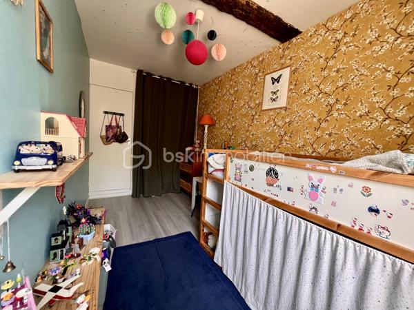 EXCLUSIVITÉ - POITIERS CENTRE - RUE DES CARMES

Exceptionnel ! Faire vite ! 

Idéalement situé en centre-ville de Poitiers, découvrez ce magnifique appartement de charme de 70,20 m² . Il bénéficie non seulement de très belles prestations, du cachet de l’ancien, mais aussi d’un agréable jardin. 

L’appartement comprend :

* Une entrée avec un grand placard
* Une charmante pièce de vie qui saura vous séduire par sa luminosité et son accès direct au jardin
* Une cuisine récente de qualité, aménagée et équipée (2022) et sa porte fenêtre menant également au jardin. Elle comprend une plaque à induction, une hotte, un four encastré, un micro-ondes encastré, un lave-vaisselle, et de nombreux rangements. Emplacement pour grand réfrigérateur et machine à laver le linge.
* Deux chambres avec placards intégrés de 10,25 m² et 9,74 m²
* Une jolie salle de bains avec baignoire, meuble vasque et rangements
* Un WC indépendant

Vous apprécierez le charme des boiseries, la rénovation de qualité et le confort de cet appartement particulièrement agréable à vivre. Confort en hiver comme en été. DPE en cours.

Le jardin bucolique, accessible directement depuis le salon et la cuisine, constitue un véritable atout en centre-ville. Repas à l’extérieur, oxygène et chant des oiseaux, l’idéal pour se détendre. Partagé entre seulement deux copropriétaires, il est organisé avec des espaces distincts permettant à chacun de profiter pleinement de son coin de jardin en toute tranquillité. Un abri de jardin privatif complète l’ensemble.

Prestations complémentaires :

* Chauffage individuel au gaz
* Double vitrage avec huisseries bois
* Cave
* Local vélos
* Petite copropriété très calme

Informations complémentaires :

* Surface habitable : 70,20 m²
* Taxe foncière : 1 099 €
* Faibles charges de copropriété : 1 350 €/an (comprenant l’eau froide et l’entretien des communs)
Possibilité de louer un parking sécurisé à 50 mètres pour 50€ par mois. 

Un bien rare alliant le charme de l’ancien, le confort moderne et un élégant espace extérieur au cœur de Poitiers.
Ne tardez pas ! 
Nous sommes disponibles pour vous faire visiter de 08h à 20h du lundi au samedi.