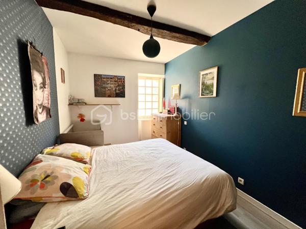 EXCLUSIVITÉ - POITIERS CENTRE - RUE DES CARMES

Exceptionnel ! Faire vite ! 

Idéalement situé en centre-ville de Poitiers, découvrez ce magnifique appartement de charme de 70,20 m² . Il bénéficie non seulement de très belles prestations, du cachet de l’ancien, mais aussi d’un agréable jardin. 

L’appartement comprend :

* Une entrée avec un grand placard
* Une charmante pièce de vie qui saura vous séduire par sa luminosité et son accès direct au jardin
* Une cuisine récente de qualité, aménagée et équipée (2022) et sa porte fenêtre menant également au jardin. Elle comprend une plaque à induction, une hotte, un four encastré, un micro-ondes encastré, un lave-vaisselle, et de nombreux rangements. Emplacement pour grand réfrigérateur et machine à laver le linge.
* Deux chambres avec placards intégrés de 10,25 m² et 9,74 m²
* Une jolie salle de bains avec baignoire, meuble vasque et rangements
* Un WC indépendant

Vous apprécierez le charme des boiseries, la rénovation de qualité et le confort de cet appartement particulièrement agréable à vivre. Confort en hiver comme en été. DPE en cours.

Le jardin bucolique, accessible directement depuis le salon et la cuisine, constitue un véritable atout en centre-ville. Repas à l’extérieur, oxygène et chant des oiseaux, l’idéal pour se détendre. Partagé entre seulement deux copropriétaires, il est organisé avec des espaces distincts permettant à chacun de profiter pleinement de son coin de jardin en toute tranquillité. Un abri de jardin privatif complète l’ensemble.

Prestations complémentaires :

* Chauffage individuel au gaz
* Double vitrage avec huisseries bois
* Cave
* Local vélos
* Petite copropriété très calme

Informations complémentaires :

* Surface habitable : 70,20 m²
* Taxe foncière : 1 099 €
* Faibles charges de copropriété : 1 350 €/an (comprenant l’eau froide et l’entretien des communs)
Possibilité de louer un parking sécurisé à 50 mètres pour 50€ par mois. 

Un bien rare alliant le charme de l’ancien, le confort moderne et un élégant espace extérieur au cœur de Poitiers.
Ne tardez pas ! 
Nous sommes disponibles pour vous faire visiter de 08h à 20h du lundi au samedi.