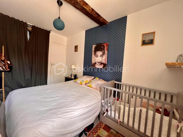 EXCLUSIVITÉ - POITIERS CENTRE - RUE DES CARMES

Exceptionnel ! Faire vite ! 

Idéalement situé en centre-ville de Poitiers, découvrez ce magnifique appartement de charme de 70,20 m² . Il bénéficie non seulement de très belles prestations, du cachet de l’ancien, mais aussi d’un agréable jardin. 

L’appartement comprend :

* Une entrée avec un grand placard
* Une charmante pièce de vie qui saura vous séduire par sa luminosité et son accès direct au jardin
* Une cuisine récente de qualité, aménagée et équipée (2022) et sa porte fenêtre menant également au jardin. Elle comprend une plaque à induction, une hotte, un four encastré, un micro-ondes encastré, un lave-vaisselle, et de nombreux rangements. Emplacement pour grand réfrigérateur et machine à laver le linge.
* Deux chambres avec placards intégrés de 10,25 m² et 9,74 m²
* Une jolie salle de bains avec baignoire, meuble vasque et rangements
* Un WC indépendant

Vous apprécierez le charme des boiseries, la rénovation de qualité et le confort de cet appartement particulièrement agréable à vivre. Confort en hiver comme en été. DPE en cours.

Le jardin bucolique, accessible directement depuis le salon et la cuisine, constitue un véritable atout en centre-ville. Repas à l’extérieur, oxygène et chant des oiseaux, l’idéal pour se détendre. Partagé entre seulement deux copropriétaires, il est organisé avec des espaces distincts permettant à chacun de profiter pleinement de son coin de jardin en toute tranquillité. Un abri de jardin privatif complète l’ensemble.

Prestations complémentaires :

* Chauffage individuel au gaz
* Double vitrage avec huisseries bois
* Cave
* Local vélos
* Petite copropriété très calme

Informations complémentaires :

* Surface habitable : 70,20 m²
* Taxe foncière : 1 099 €
* Faibles charges de copropriété : 1 350 €/an (comprenant l’eau froide et l’entretien des communs)
Possibilité de louer un parking sécurisé à 50 mètres pour 50€ par mois. 

Un bien rare alliant le charme de l’ancien, le confort moderne et un élégant espace extérieur au cœur de Poitiers.
Ne tardez pas ! 
Nous sommes disponibles pour vous faire visiter de 08h à 20h du lundi au samedi.