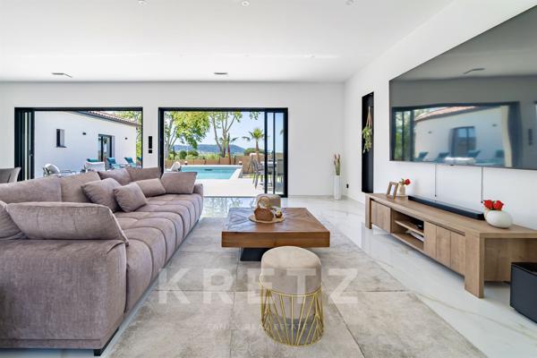 Belle villa contemporaine de plain-pied avec piscine et vue dégagée