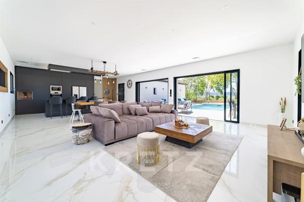 Belle villa contemporaine de plain-pied avec piscine et vue dégagée
