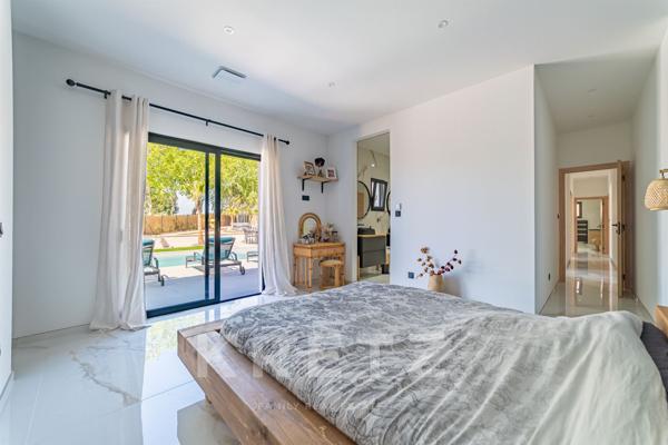 Belle villa contemporaine de plain-pied avec piscine et vue dégagée