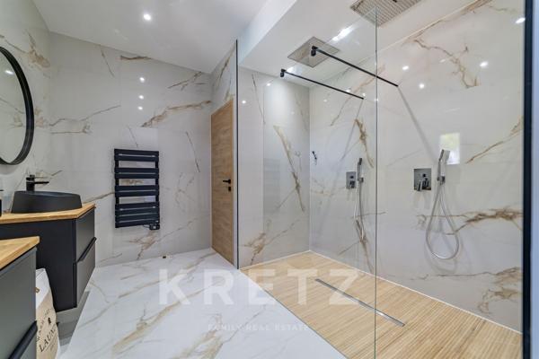 Belle villa contemporaine de plain-pied avec piscine et vue dégagée