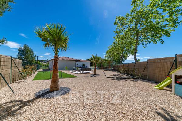 Belle villa contemporaine de plain-pied avec piscine et vue dégagée