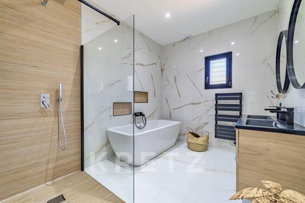 Belle villa contemporaine de plain-pied avec piscine et vue dégagée