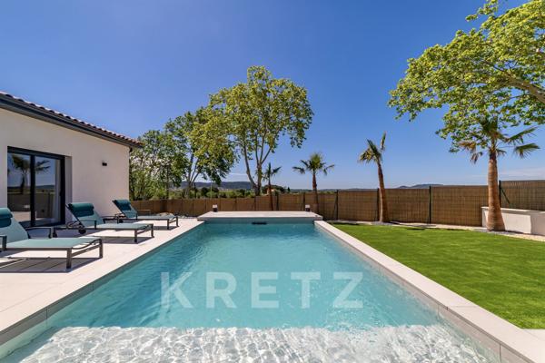 Belle villa contemporaine de plain-pied avec piscine et vue dégagée