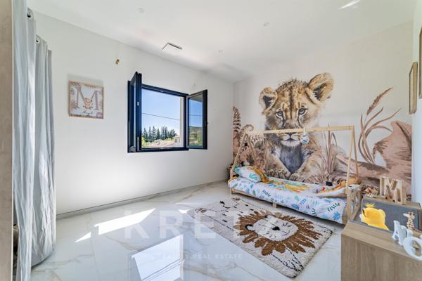 Belle villa contemporaine de plain-pied avec piscine et vue dégagée