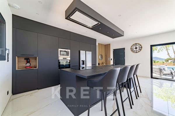 Belle villa contemporaine de plain-pied avec piscine et vue dégagée