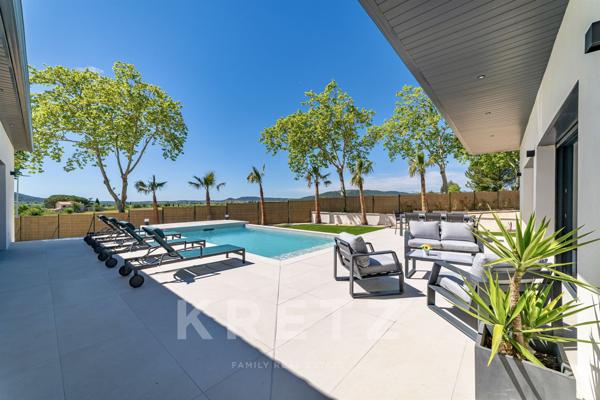 Belle villa contemporaine de plain-pied avec piscine et vue dégagée
