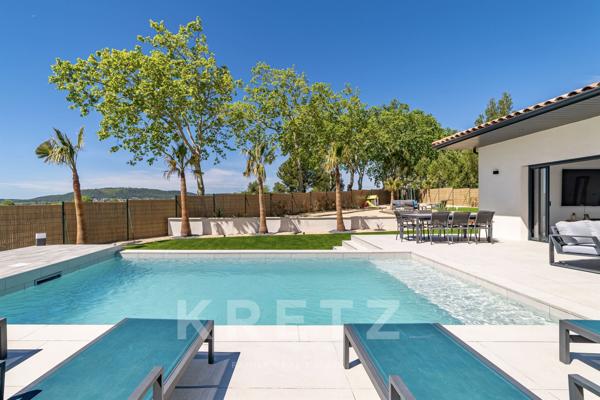 Belle villa contemporaine de plain-pied avec piscine et vue dégagée