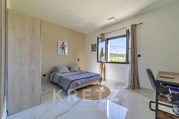 Belle villa contemporaine de plain-pied avec piscine et vue dégagée