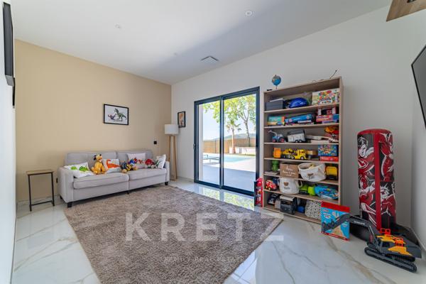 Belle villa contemporaine de plain-pied avec piscine et vue dégagée