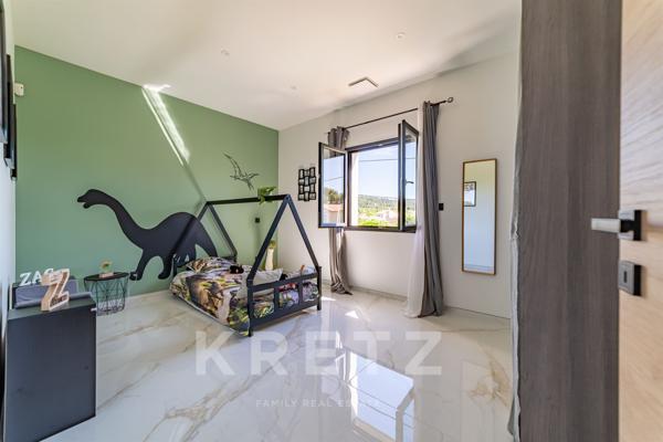 Belle villa contemporaine de plain-pied avec piscine et vue dégagée