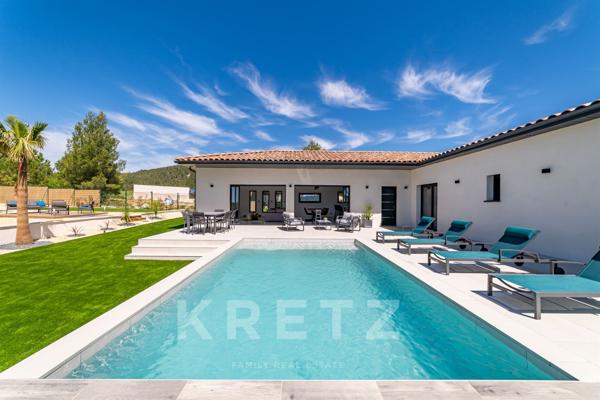 Belle villa contemporaine de plain-pied avec piscine et vue dégagée