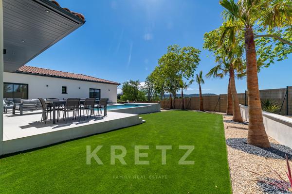 Belle villa contemporaine de plain-pied avec piscine et vue dégagée