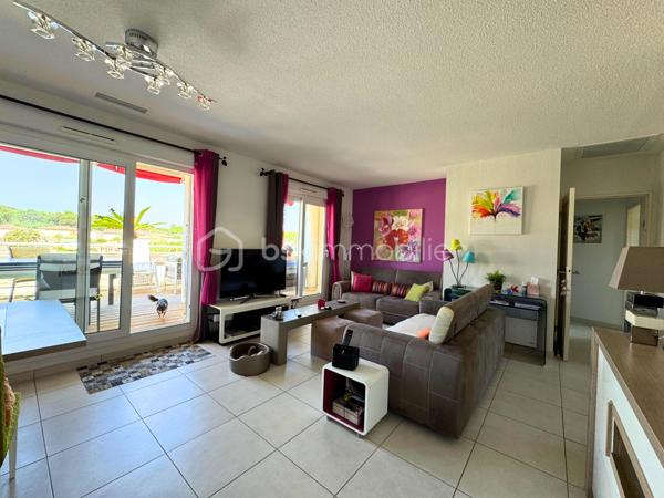 Appartement d'exception à quelques pas de la mer

Idéalement situé au sein d’une résidence intimiste et sécurisée de seulement douze logements, cet élégant appartement de 76 m², niché au 2ᵉ et dernier étage avec ascenseur, offre un cadre de vie particulièrement agréable, entre confort, luminosité et nature.
Dès l’entrée, vous serez séduit par ses beaux volumes et ses prestations soignées. 
La pièce de vie de 24 m² bénéficie d’une belle luminosité et s’ouvre naturellement sur une superbe terrasse de 33 m², véritable prolongement de l’espace intérieur. Un lieu privilégié pour profiter des beaux jours, recevoir ou simplement contempler la nature environnante de Bormes-les-Mimosas.
La cuisine, semi-ouverte, aménagée et entièrement équipée, de plus de 8m2, s’intègre harmonieusement à l’espace de vie.
Côté nuit, l’appartement propose trois chambres, ainsi que deux salles d’eau, offrant confort et intimité à toute la famille ou à vos hôtes.
Une véranda de 10 m², dédiée au rangement, vient compléter cet agréable espace extérieur.

Récent, parfaitement entretenu et bénéficiant d’excellentes performances énergétiques (DPE C – GES A), cet appartement conjugue harmonieusement confort contemporain, tranquillité et proximité immédiate du littoral.

Les prestations :
* Plage de la Favière à seulement 700 m
* Commerces, restaurants et boutiques accessibles à pied
* Résidence intimiste de 12 logements
* 2ᵉ et dernier étage avec ascenseur
* Résidence sécurisée : portail avec digicode et interphone
* Climatisation réversible gainable, indépendante dans chaque pièce et particulièrement silencieuse
* Chauffage individuel 
* Fenêtres PVC double vitrage
* Volets roulants électriques
* Fibre optique
* Garage box fermé en sous-sol
* Magnifique terrasse de 33 m²
* Véranda de 10 m², idéale pour le rangement
* Un emplacement privilégié

À seulement quelques minutes à pied de la plage de la Favière, des commerces et restaurants, cet appartement constitue une adresse particulièrement recherchée pour profiter pleinement du littoral varois, tout en bénéficiant d’un environnement résidentiel calme et préservé.

Que vous soyez à la recherche d’un pied-à-terre élégant en bord de mer, d’une résidence principale confortable ou d’un investissement de qualité, ce bien offre une combinaison rare de volume, extérieur, prestations et emplacement.

Une adresse à découvrir sans tarder.
Vidéo sur demande, avec grand plaisir.