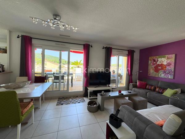 Appartement d'exception à quelques pas de la mer

Idéalement situé au sein d’une résidence intimiste et sécurisée de seulement douze logements, cet élégant appartement de 76 m², niché au 2ᵉ et dernier étage avec ascenseur, offre un cadre de vie particulièrement agréable, entre confort, luminosité et nature.
Dès l’entrée, vous serez séduit par ses beaux volumes et ses prestations soignées. 
La pièce de vie de 24 m² bénéficie d’une belle luminosité et s’ouvre naturellement sur une superbe terrasse de 33 m², véritable prolongement de l’espace intérieur. Un lieu privilégié pour profiter des beaux jours, recevoir ou simplement contempler la nature environnante de Bormes-les-Mimosas.
La cuisine, semi-ouverte, aménagée et entièrement équipée, de plus de 8m2, s’intègre harmonieusement à l’espace de vie.
Côté nuit, l’appartement propose trois chambres, ainsi que deux salles d’eau, offrant confort et intimité à toute la famille ou à vos hôtes.
Une véranda de 10 m², dédiée au rangement, vient compléter cet agréable espace extérieur.

Récent, parfaitement entretenu et bénéficiant d’excellentes performances énergétiques (DPE C – GES A), cet appartement conjugue harmonieusement confort contemporain, tranquillité et proximité immédiate du littoral.

Les prestations :
* Plage de la Favière à seulement 700 m
* Commerces, restaurants et boutiques accessibles à pied
* Résidence intimiste de 12 logements
* 2ᵉ et dernier étage avec ascenseur
* Résidence sécurisée : portail avec digicode et interphone
* Climatisation réversible gainable, indépendante dans chaque pièce et particulièrement silencieuse
* Chauffage individuel 
* Fenêtres PVC double vitrage
* Volets roulants électriques
* Fibre optique
* Garage box fermé en sous-sol
* Magnifique terrasse de 33 m²
* Véranda de 10 m², idéale pour le rangement
* Un emplacement privilégié

À seulement quelques minutes à pied de la plage de la Favière, des commerces et restaurants, cet appartement constitue une adresse particulièrement recherchée pour profiter pleinement du littoral varois, tout en bénéficiant d’un environnement résidentiel calme et préservé.

Que vous soyez à la recherche d’un pied-à-terre élégant en bord de mer, d’une résidence principale confortable ou d’un investissement de qualité, ce bien offre une combinaison rare de volume, extérieur, prestations et emplacement.

Une adresse à découvrir sans tarder.
Vidéo sur demande, avec grand plaisir.