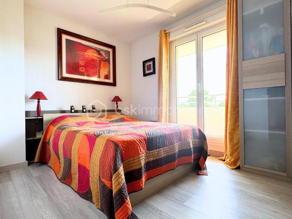 Appartement d'exception à quelques pas de la mer

Idéalement situé au sein d’une résidence intimiste et sécurisée de seulement douze logements, cet élégant appartement de 76 m², niché au 2ᵉ et dernier étage avec ascenseur, offre un cadre de vie particulièrement agréable, entre confort, luminosité et nature.
Dès l’entrée, vous serez séduit par ses beaux volumes et ses prestations soignées. 
La pièce de vie de 24 m² bénéficie d’une belle luminosité et s’ouvre naturellement sur une superbe terrasse de 33 m², véritable prolongement de l’espace intérieur. Un lieu privilégié pour profiter des beaux jours, recevoir ou simplement contempler la nature environnante de Bormes-les-Mimosas.
La cuisine, semi-ouverte, aménagée et entièrement équipée, de plus de 8m2, s’intègre harmonieusement à l’espace de vie.
Côté nuit, l’appartement propose trois chambres, ainsi que deux salles d’eau, offrant confort et intimité à toute la famille ou à vos hôtes.
Une véranda de 10 m², dédiée au rangement, vient compléter cet agréable espace extérieur.

Récent, parfaitement entretenu et bénéficiant d’excellentes performances énergétiques (DPE C – GES A), cet appartement conjugue harmonieusement confort contemporain, tranquillité et proximité immédiate du littoral.

Les prestations :
* Plage de la Favière à seulement 700 m
* Commerces, restaurants et boutiques accessibles à pied
* Résidence intimiste de 12 logements
* 2ᵉ et dernier étage avec ascenseur
* Résidence sécurisée : portail avec digicode et interphone
* Climatisation réversible gainable, indépendante dans chaque pièce et particulièrement silencieuse
* Chauffage individuel 
* Fenêtres PVC double vitrage
* Volets roulants électriques
* Fibre optique
* Garage box fermé en sous-sol
* Magnifique terrasse de 33 m²
* Véranda de 10 m², idéale pour le rangement
* Un emplacement privilégié

À seulement quelques minutes à pied de la plage de la Favière, des commerces et restaurants, cet appartement constitue une adresse particulièrement recherchée pour profiter pleinement du littoral varois, tout en bénéficiant d’un environnement résidentiel calme et préservé.

Que vous soyez à la recherche d’un pied-à-terre élégant en bord de mer, d’une résidence principale confortable ou d’un investissement de qualité, ce bien offre une combinaison rare de volume, extérieur, prestations et emplacement.

Une adresse à découvrir sans tarder.
Vidéo sur demande, avec grand plaisir.