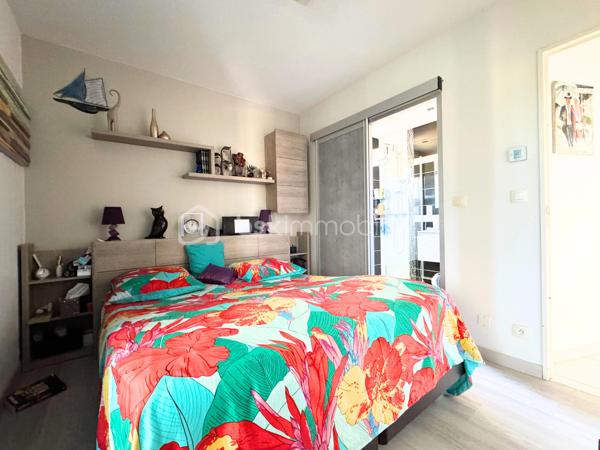 Appartement d'exception à quelques pas de la mer

Idéalement situé au sein d’une résidence intimiste et sécurisée de seulement douze logements, cet élégant appartement de 76 m², niché au 2ᵉ et dernier étage avec ascenseur, offre un cadre de vie particulièrement agréable, entre confort, luminosité et nature.
Dès l’entrée, vous serez séduit par ses beaux volumes et ses prestations soignées. 
La pièce de vie de 24 m² bénéficie d’une belle luminosité et s’ouvre naturellement sur une superbe terrasse de 33 m², véritable prolongement de l’espace intérieur. Un lieu privilégié pour profiter des beaux jours, recevoir ou simplement contempler la nature environnante de Bormes-les-Mimosas.
La cuisine, semi-ouverte, aménagée et entièrement équipée, de plus de 8m2, s’intègre harmonieusement à l’espace de vie.
Côté nuit, l’appartement propose trois chambres, ainsi que deux salles d’eau, offrant confort et intimité à toute la famille ou à vos hôtes.
Une véranda de 10 m², dédiée au rangement, vient compléter cet agréable espace extérieur.

Récent, parfaitement entretenu et bénéficiant d’excellentes performances énergétiques (DPE C – GES A), cet appartement conjugue harmonieusement confort contemporain, tranquillité et proximité immédiate du littoral.

Les prestations :
* Plage de la Favière à seulement 700 m
* Commerces, restaurants et boutiques accessibles à pied
* Résidence intimiste de 12 logements
* 2ᵉ et dernier étage avec ascenseur
* Résidence sécurisée : portail avec digicode et interphone
* Climatisation réversible gainable, indépendante dans chaque pièce et particulièrement silencieuse
* Chauffage individuel 
* Fenêtres PVC double vitrage
* Volets roulants électriques
* Fibre optique
* Garage box fermé en sous-sol
* Magnifique terrasse de 33 m²
* Véranda de 10 m², idéale pour le rangement
* Un emplacement privilégié

À seulement quelques minutes à pied de la plage de la Favière, des commerces et restaurants, cet appartement constitue une adresse particulièrement recherchée pour profiter pleinement du littoral varois, tout en bénéficiant d’un environnement résidentiel calme et préservé.

Que vous soyez à la recherche d’un pied-à-terre élégant en bord de mer, d’une résidence principale confortable ou d’un investissement de qualité, ce bien offre une combinaison rare de volume, extérieur, prestations et emplacement.

Une adresse à découvrir sans tarder.
Vidéo sur demande, avec grand plaisir.
