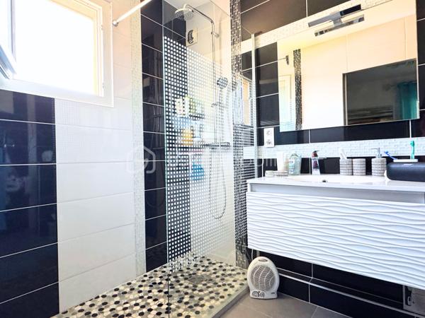 Appartement d'exception à quelques pas de la mer

Idéalement situé au sein d’une résidence intimiste et sécurisée de seulement douze logements, cet élégant appartement de 76 m², niché au 2ᵉ et dernier étage avec ascenseur, offre un cadre de vie particulièrement agréable, entre confort, luminosité et nature.
Dès l’entrée, vous serez séduit par ses beaux volumes et ses prestations soignées. 
La pièce de vie de 24 m² bénéficie d’une belle luminosité et s’ouvre naturellement sur une superbe terrasse de 33 m², véritable prolongement de l’espace intérieur. Un lieu privilégié pour profiter des beaux jours, recevoir ou simplement contempler la nature environnante de Bormes-les-Mimosas.
La cuisine, semi-ouverte, aménagée et entièrement équipée, de plus de 8m2, s’intègre harmonieusement à l’espace de vie.
Côté nuit, l’appartement propose trois chambres, ainsi que deux salles d’eau, offrant confort et intimité à toute la famille ou à vos hôtes.
Une véranda de 10 m², dédiée au rangement, vient compléter cet agréable espace extérieur.

Récent, parfaitement entretenu et bénéficiant d’excellentes performances énergétiques (DPE C – GES A), cet appartement conjugue harmonieusement confort contemporain, tranquillité et proximité immédiate du littoral.

Les prestations :
* Plage de la Favière à seulement 700 m
* Commerces, restaurants et boutiques accessibles à pied
* Résidence intimiste de 12 logements
* 2ᵉ et dernier étage avec ascenseur
* Résidence sécurisée : portail avec digicode et interphone
* Climatisation réversible gainable, indépendante dans chaque pièce et particulièrement silencieuse
* Chauffage individuel 
* Fenêtres PVC double vitrage
* Volets roulants électriques
* Fibre optique
* Garage box fermé en sous-sol
* Magnifique terrasse de 33 m²
* Véranda de 10 m², idéale pour le rangement
* Un emplacement privilégié

À seulement quelques minutes à pied de la plage de la Favière, des commerces et restaurants, cet appartement constitue une adresse particulièrement recherchée pour profiter pleinement du littoral varois, tout en bénéficiant d’un environnement résidentiel calme et préservé.

Que vous soyez à la recherche d’un pied-à-terre élégant en bord de mer, d’une résidence principale confortable ou d’un investissement de qualité, ce bien offre une combinaison rare de volume, extérieur, prestations et emplacement.

Une adresse à découvrir sans tarder.
Vidéo sur demande, avec grand plaisir.
