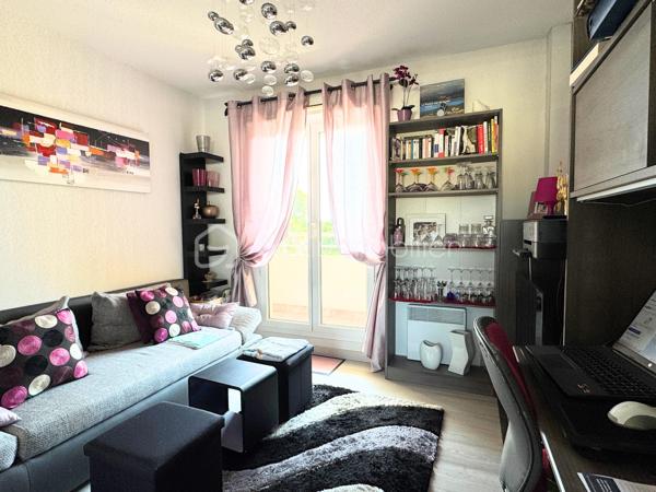 Appartement d'exception à quelques pas de la mer

Idéalement situé au sein d’une résidence intimiste et sécurisée de seulement douze logements, cet élégant appartement de 76 m², niché au 2ᵉ et dernier étage avec ascenseur, offre un cadre de vie particulièrement agréable, entre confort, luminosité et nature.
Dès l’entrée, vous serez séduit par ses beaux volumes et ses prestations soignées. 
La pièce de vie de 24 m² bénéficie d’une belle luminosité et s’ouvre naturellement sur une superbe terrasse de 33 m², véritable prolongement de l’espace intérieur. Un lieu privilégié pour profiter des beaux jours, recevoir ou simplement contempler la nature environnante de Bormes-les-Mimosas.
La cuisine, semi-ouverte, aménagée et entièrement équipée, de plus de 8m2, s’intègre harmonieusement à l’espace de vie.
Côté nuit, l’appartement propose trois chambres, ainsi que deux salles d’eau, offrant confort et intimité à toute la famille ou à vos hôtes.
Une véranda de 10 m², dédiée au rangement, vient compléter cet agréable espace extérieur.

Récent, parfaitement entretenu et bénéficiant d’excellentes performances énergétiques (DPE C – GES A), cet appartement conjugue harmonieusement confort contemporain, tranquillité et proximité immédiate du littoral.

Les prestations :
* Plage de la Favière à seulement 700 m
* Commerces, restaurants et boutiques accessibles à pied
* Résidence intimiste de 12 logements
* 2ᵉ et dernier étage avec ascenseur
* Résidence sécurisée : portail avec digicode et interphone
* Climatisation réversible gainable, indépendante dans chaque pièce et particulièrement silencieuse
* Chauffage individuel 
* Fenêtres PVC double vitrage
* Volets roulants électriques
* Fibre optique
* Garage box fermé en sous-sol
* Magnifique terrasse de 33 m²
* Véranda de 10 m², idéale pour le rangement
* Un emplacement privilégié

À seulement quelques minutes à pied de la plage de la Favière, des commerces et restaurants, cet appartement constitue une adresse particulièrement recherchée pour profiter pleinement du littoral varois, tout en bénéficiant d’un environnement résidentiel calme et préservé.

Que vous soyez à la recherche d’un pied-à-terre élégant en bord de mer, d’une résidence principale confortable ou d’un investissement de qualité, ce bien offre une combinaison rare de volume, extérieur, prestations et emplacement.

Une adresse à découvrir sans tarder.
Vidéo sur demande, avec grand plaisir.