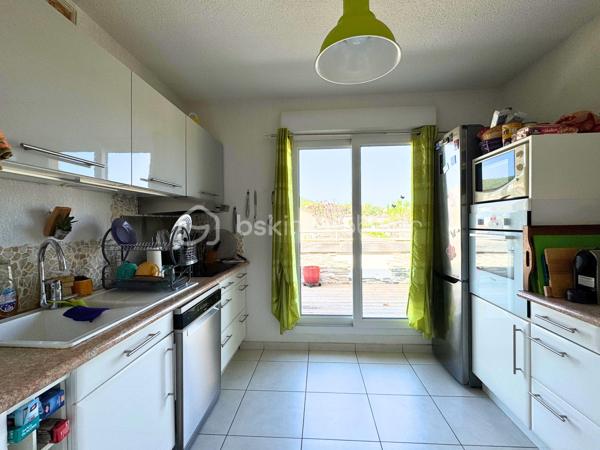Appartement d'exception à quelques pas de la mer

Idéalement situé au sein d’une résidence intimiste et sécurisée de seulement douze logements, cet élégant appartement de 76 m², niché au 2ᵉ et dernier étage avec ascenseur, offre un cadre de vie particulièrement agréable, entre confort, luminosité et nature.
Dès l’entrée, vous serez séduit par ses beaux volumes et ses prestations soignées. 
La pièce de vie de 24 m² bénéficie d’une belle luminosité et s’ouvre naturellement sur une superbe terrasse de 33 m², véritable prolongement de l’espace intérieur. Un lieu privilégié pour profiter des beaux jours, recevoir ou simplement contempler la nature environnante de Bormes-les-Mimosas.
La cuisine, semi-ouverte, aménagée et entièrement équipée, de plus de 8m2, s’intègre harmonieusement à l’espace de vie.
Côté nuit, l’appartement propose trois chambres, ainsi que deux salles d’eau, offrant confort et intimité à toute la famille ou à vos hôtes.
Une véranda de 10 m², dédiée au rangement, vient compléter cet agréable espace extérieur.

Récent, parfaitement entretenu et bénéficiant d’excellentes performances énergétiques (DPE C – GES A), cet appartement conjugue harmonieusement confort contemporain, tranquillité et proximité immédiate du littoral.

Les prestations :
* Plage de la Favière à seulement 700 m
* Commerces, restaurants et boutiques accessibles à pied
* Résidence intimiste de 12 logements
* 2ᵉ et dernier étage avec ascenseur
* Résidence sécurisée : portail avec digicode et interphone
* Climatisation réversible gainable, indépendante dans chaque pièce et particulièrement silencieuse
* Chauffage individuel 
* Fenêtres PVC double vitrage
* Volets roulants électriques
* Fibre optique
* Garage box fermé en sous-sol
* Magnifique terrasse de 33 m²
* Véranda de 10 m², idéale pour le rangement
* Un emplacement privilégié

À seulement quelques minutes à pied de la plage de la Favière, des commerces et restaurants, cet appartement constitue une adresse particulièrement recherchée pour profiter pleinement du littoral varois, tout en bénéficiant d’un environnement résidentiel calme et préservé.

Que vous soyez à la recherche d’un pied-à-terre élégant en bord de mer, d’une résidence principale confortable ou d’un investissement de qualité, ce bien offre une combinaison rare de volume, extérieur, prestations et emplacement.

Une adresse à découvrir sans tarder.
Vidéo sur demande, avec grand plaisir.