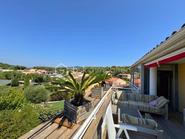 Appartement d'exception à quelques pas de la mer

Idéalement situé au sein d’une résidence intimiste et sécurisée de seulement douze logements, cet élégant appartement de 76 m², niché au 2ᵉ et dernier étage avec ascenseur, offre un cadre de vie particulièrement agréable, entre confort, luminosité et nature.
Dès l’entrée, vous serez séduit par ses beaux volumes et ses prestations soignées. 
La pièce de vie de 24 m² bénéficie d’une belle luminosité et s’ouvre naturellement sur une superbe terrasse de 33 m², véritable prolongement de l’espace intérieur. Un lieu privilégié pour profiter des beaux jours, recevoir ou simplement contempler la nature environnante de Bormes-les-Mimosas.
La cuisine, semi-ouverte, aménagée et entièrement équipée, de plus de 8m2, s’intègre harmonieusement à l’espace de vie.
Côté nuit, l’appartement propose trois chambres, ainsi que deux salles d’eau, offrant confort et intimité à toute la famille ou à vos hôtes.
Une véranda de 10 m², dédiée au rangement, vient compléter cet agréable espace extérieur.

Récent, parfaitement entretenu et bénéficiant d’excellentes performances énergétiques (DPE C – GES A), cet appartement conjugue harmonieusement confort contemporain, tranquillité et proximité immédiate du littoral.

Les prestations :
* Plage de la Favière à seulement 700 m
* Commerces, restaurants et boutiques accessibles à pied
* Résidence intimiste de 12 logements
* 2ᵉ et dernier étage avec ascenseur
* Résidence sécurisée : portail avec digicode et interphone
* Climatisation réversible gainable, indépendante dans chaque pièce et particulièrement silencieuse
* Chauffage individuel 
* Fenêtres PVC double vitrage
* Volets roulants électriques
* Fibre optique
* Garage box fermé en sous-sol
* Magnifique terrasse de 33 m²
* Véranda de 10 m², idéale pour le rangement
* Un emplacement privilégié

À seulement quelques minutes à pied de la plage de la Favière, des commerces et restaurants, cet appartement constitue une adresse particulièrement recherchée pour profiter pleinement du littoral varois, tout en bénéficiant d’un environnement résidentiel calme et préservé.

Que vous soyez à la recherche d’un pied-à-terre élégant en bord de mer, d’une résidence principale confortable ou d’un investissement de qualité, ce bien offre une combinaison rare de volume, extérieur, prestations et emplacement.

Une adresse à découvrir sans tarder.
Vidéo sur demande, avec grand plaisir.