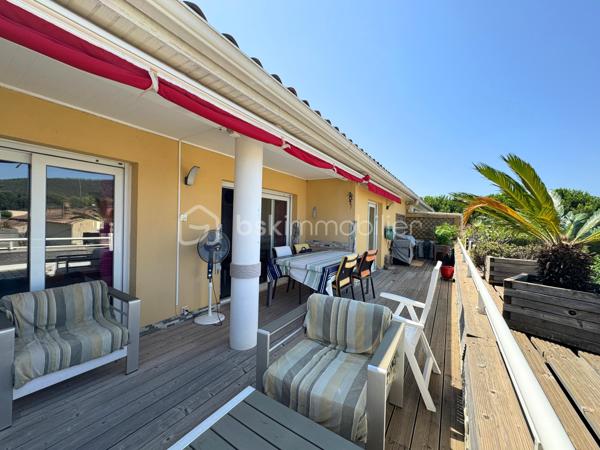 Appartement d'exception à quelques pas de la mer

Idéalement situé au sein d’une résidence intimiste et sécurisée de seulement douze logements, cet élégant appartement de 76 m², niché au 2ᵉ et dernier étage avec ascenseur, offre un cadre de vie particulièrement agréable, entre confort, luminosité et nature.
Dès l’entrée, vous serez séduit par ses beaux volumes et ses prestations soignées. 
La pièce de vie de 24 m² bénéficie d’une belle luminosité et s’ouvre naturellement sur une superbe terrasse de 33 m², véritable prolongement de l’espace intérieur. Un lieu privilégié pour profiter des beaux jours, recevoir ou simplement contempler la nature environnante de Bormes-les-Mimosas.
La cuisine, semi-ouverte, aménagée et entièrement équipée, de plus de 8m2, s’intègre harmonieusement à l’espace de vie.
Côté nuit, l’appartement propose trois chambres, ainsi que deux salles d’eau, offrant confort et intimité à toute la famille ou à vos hôtes.
Une véranda de 10 m², dédiée au rangement, vient compléter cet agréable espace extérieur.

Récent, parfaitement entretenu et bénéficiant d’excellentes performances énergétiques (DPE C – GES A), cet appartement conjugue harmonieusement confort contemporain, tranquillité et proximité immédiate du littoral.

Les prestations :
* Plage de la Favière à seulement 700 m
* Commerces, restaurants et boutiques accessibles à pied
* Résidence intimiste de 12 logements
* 2ᵉ et dernier étage avec ascenseur
* Résidence sécurisée : portail avec digicode et interphone
* Climatisation réversible gainable, indépendante dans chaque pièce et particulièrement silencieuse
* Chauffage individuel 
* Fenêtres PVC double vitrage
* Volets roulants électriques
* Fibre optique
* Garage box fermé en sous-sol
* Magnifique terrasse de 33 m²
* Véranda de 10 m², idéale pour le rangement
* Un emplacement privilégié

À seulement quelques minutes à pied de la plage de la Favière, des commerces et restaurants, cet appartement constitue une adresse particulièrement recherchée pour profiter pleinement du littoral varois, tout en bénéficiant d’un environnement résidentiel calme et préservé.

Que vous soyez à la recherche d’un pied-à-terre élégant en bord de mer, d’une résidence principale confortable ou d’un investissement de qualité, ce bien offre une combinaison rare de volume, extérieur, prestations et emplacement.

Une adresse à découvrir sans tarder.
Vidéo sur demande, avec grand plaisir.