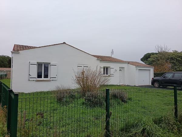 Charente Maritime, proche des commodités, pavillon de plain-pied composé d'une belle pièce de vie lumineuse, trois chambres, garage. Jardin clos.