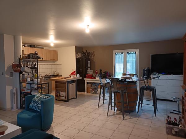 Charente Maritime, proche des commodités, pavillon de plain-pied composé d'une belle pièce de vie lumineuse, trois chambres, garage. Jardin clos.