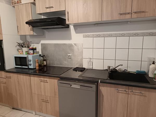 Charente Maritime, proche des commodités, pavillon de plain-pied composé d'une belle pièce de vie lumineuse, trois chambres, garage. Jardin clos.