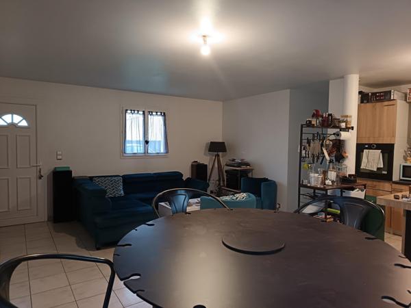 Charente Maritime, proche des commodités, pavillon de plain-pied composé d'une belle pièce de vie lumineuse, trois chambres, garage. Jardin clos.