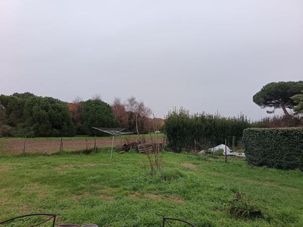 Charente Maritime, proche des commodités, pavillon de plain-pied composé d'une belle pièce de vie lumineuse, trois chambres, garage. Jardin clos.