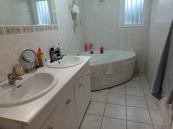 Charente Maritime, proche des commodités, pavillon de plain-pied composé d'une belle pièce de vie lumineuse, trois chambres, garage. Jardin clos.