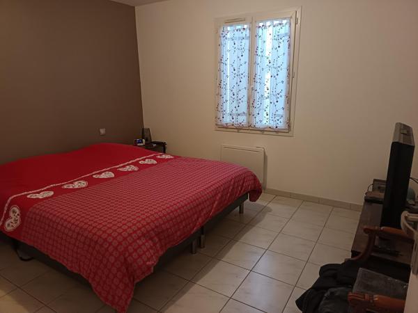 Charente Maritime, proche des commodités, pavillon de plain-pied composé d'une belle pièce de vie lumineuse, trois chambres, garage. Jardin clos.