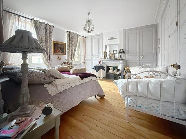 À 1h30 de Paris, hôtel particulier restauré avec soin, au cœur d’un écrin de verdure