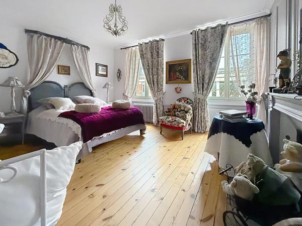 À 1h30 de Paris, hôtel particulier restauré avec soin, au cœur d’un écrin de verdure