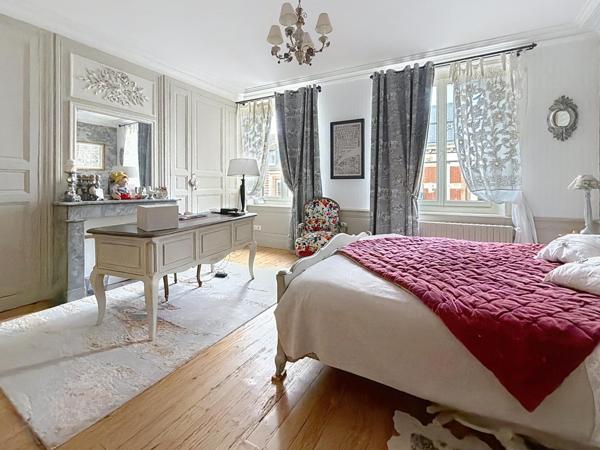 À 1h30 de Paris, hôtel particulier restauré avec soin, au cœur d’un écrin de verdure