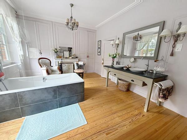 À 1h30 de Paris, hôtel particulier restauré avec soin, au cœur d’un écrin de verdure